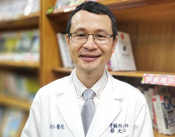 健仁醫院腎臟科主任蔡文仁奉勸民眾戒檳，以免癌症未上身，腎臟疾病就找上門。圖／健仁醫院提供