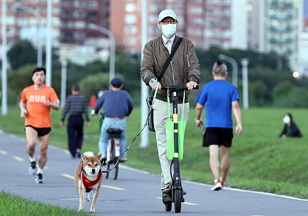 3日、4日兩天乾冷的大陸冷氣團籠罩,各地皆是晴朗穩定的天氣。白天因冷空氣漸減弱而逐日緩升,在陽光下舒適。圖/聯合報系資料照片