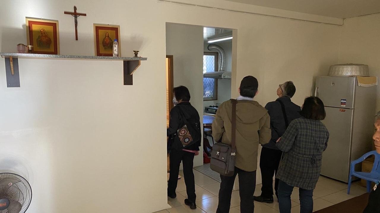 監察委員到大武鄉富山永久屋基地、實際走入居民住家內,看看房屋問題及聽取居民心聲。記者尤聰光/攝影