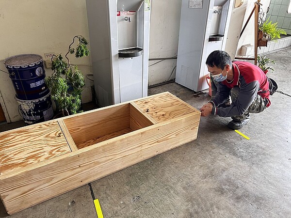 北屯西清潔隊隊員劉獻文,隊部家具修繕到木工裝飾都難不倒他。圖/台中市環保局提供