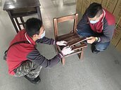 木工達人巧手做環保　老舊課桌椅重獲新生