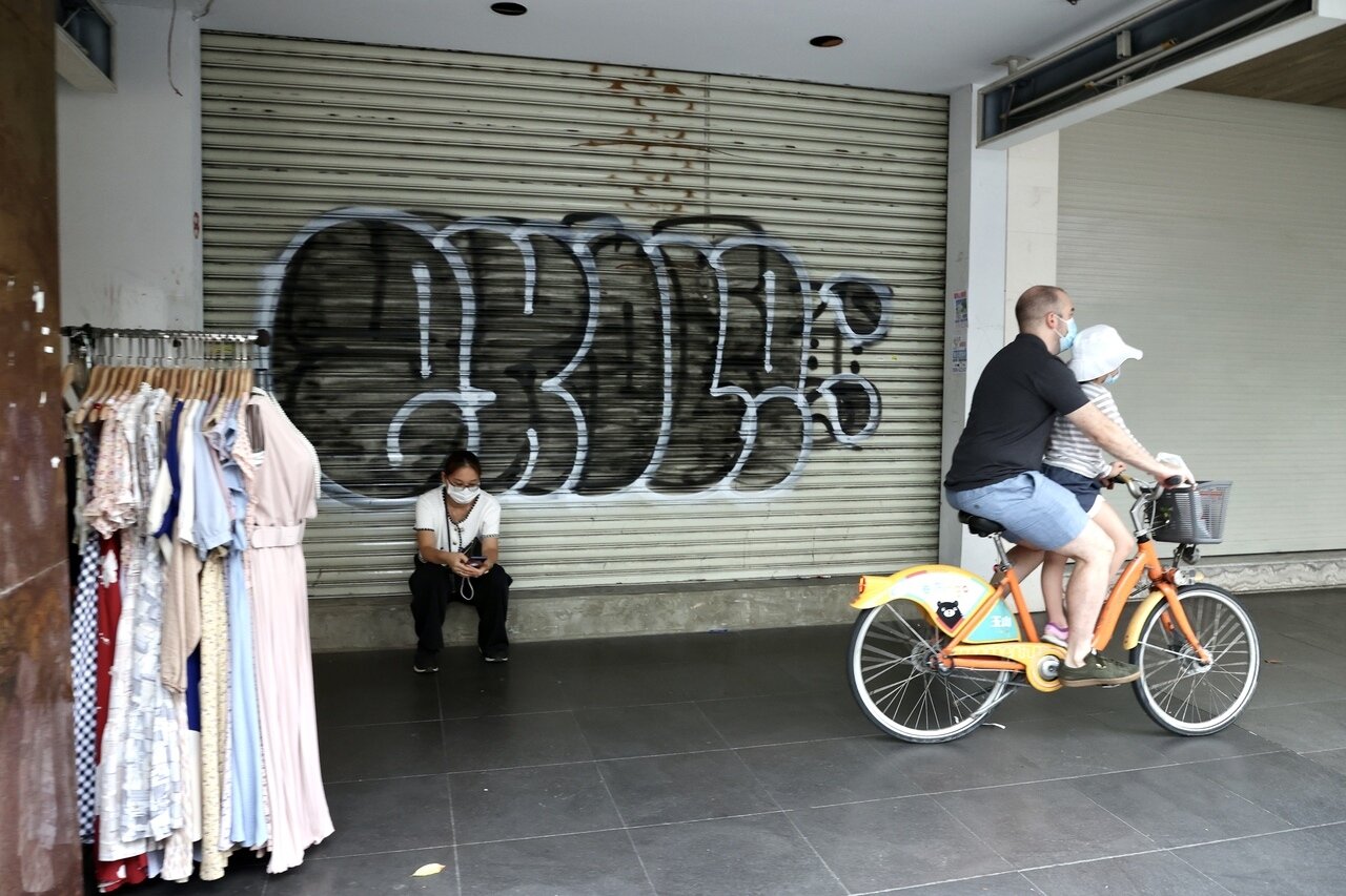 在新冠肺炎三級警戒的壓力下，商業活動顯得蕭條，台北東區人潮稀疏。記者林俊良／攝影