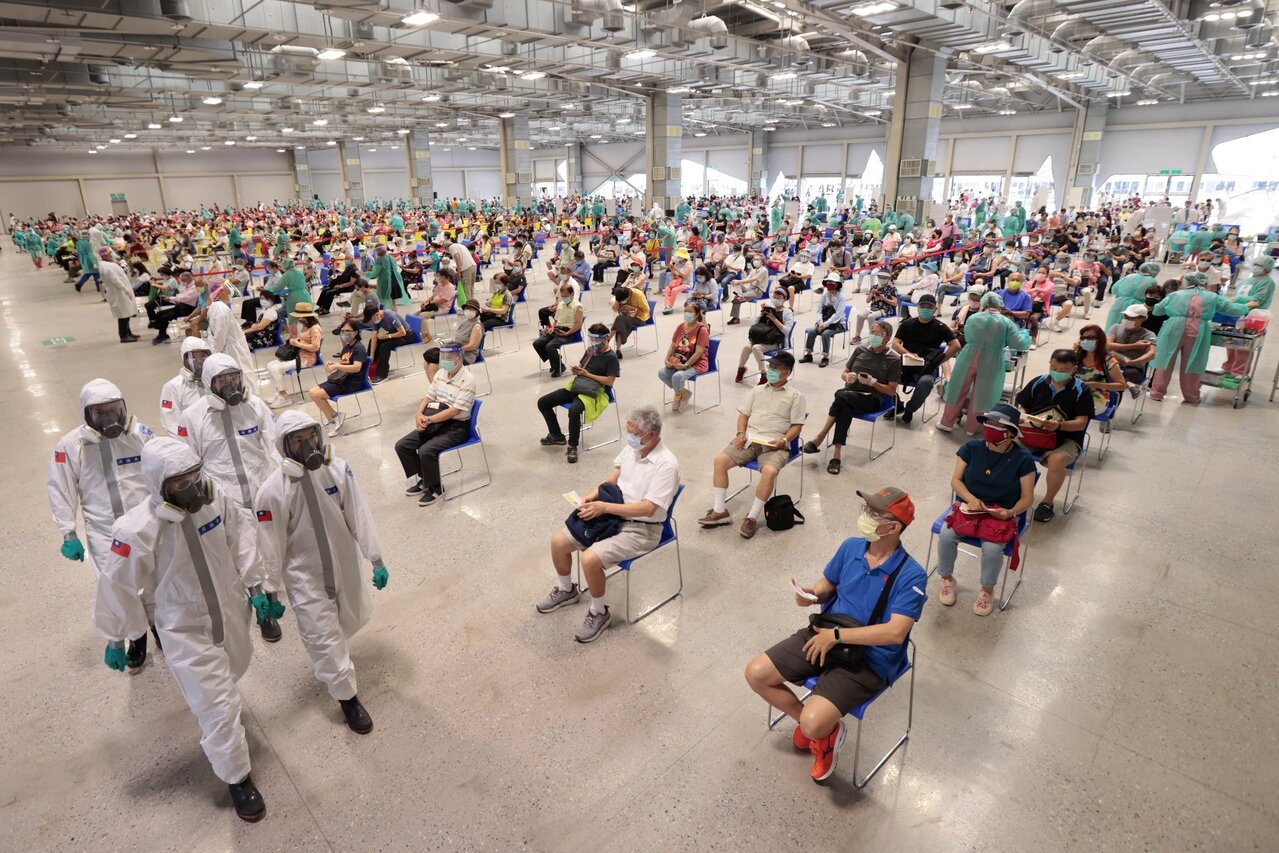 花博接種站 日打2萬人 全台最大的花博爭艷館接種站昨啟用,台北市長柯文哲表示,目前一天最多可接種一萬四千四百名,若從兩班八小時增加晚上第三班,可打到兩萬人。記者蘇健忠/攝影