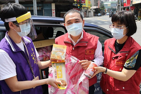 疫情期間,新北弱勢民眾若有需求,可向區公所、社福中心的實物銀行申領物資。圖/新北社會局提供