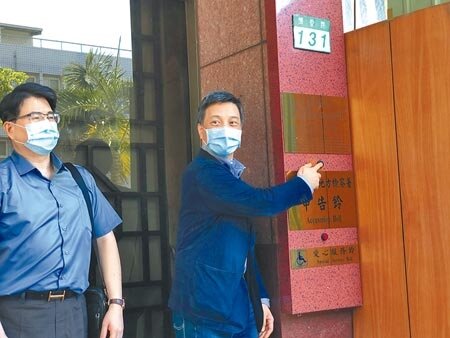 菱光科技董事長黃育仁14日到台北地檢署告發達勝伍創投公司董事長郭冠群等人背信罪。(陳志賢攝)