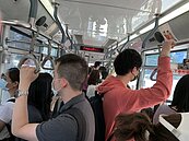 公車司機傳確診　北市遭質疑接種慢？