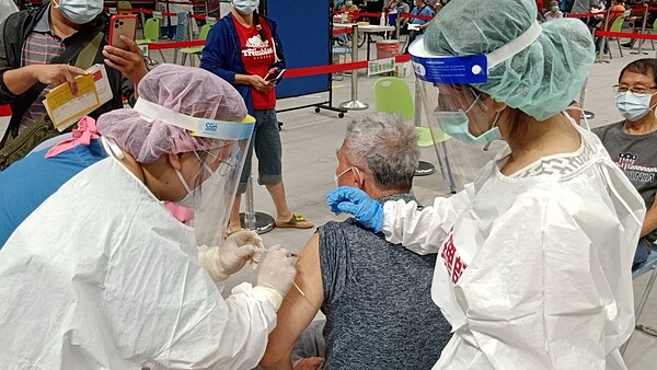 屏東縣目前AZ疫苗接種後通報不良反應共96件、莫德納24件,尋求藥害救濟共6件。圖/屏東縣政府提供