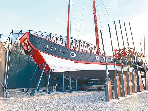 「台灣成功號」近日被發現主桅桿遭蟲蛀腐蝕、船身傾斜,恐有崩塌疑慮。圖/台南市議員李啟維提供