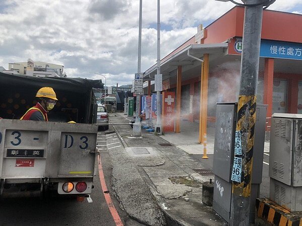 台中市環保局昨日至十甲新光黃昏市場清消。圖／台中市環保局提供
