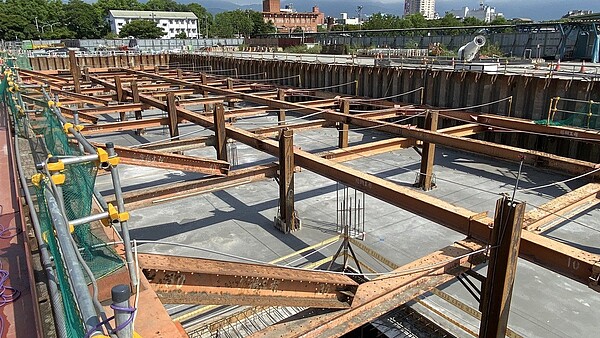 斥資4.8億元興建的宜蘭轉運站,目前已完成基礎結構,施工進度未受疫情影響,預計明年底完工啟用。圖/縣府提供