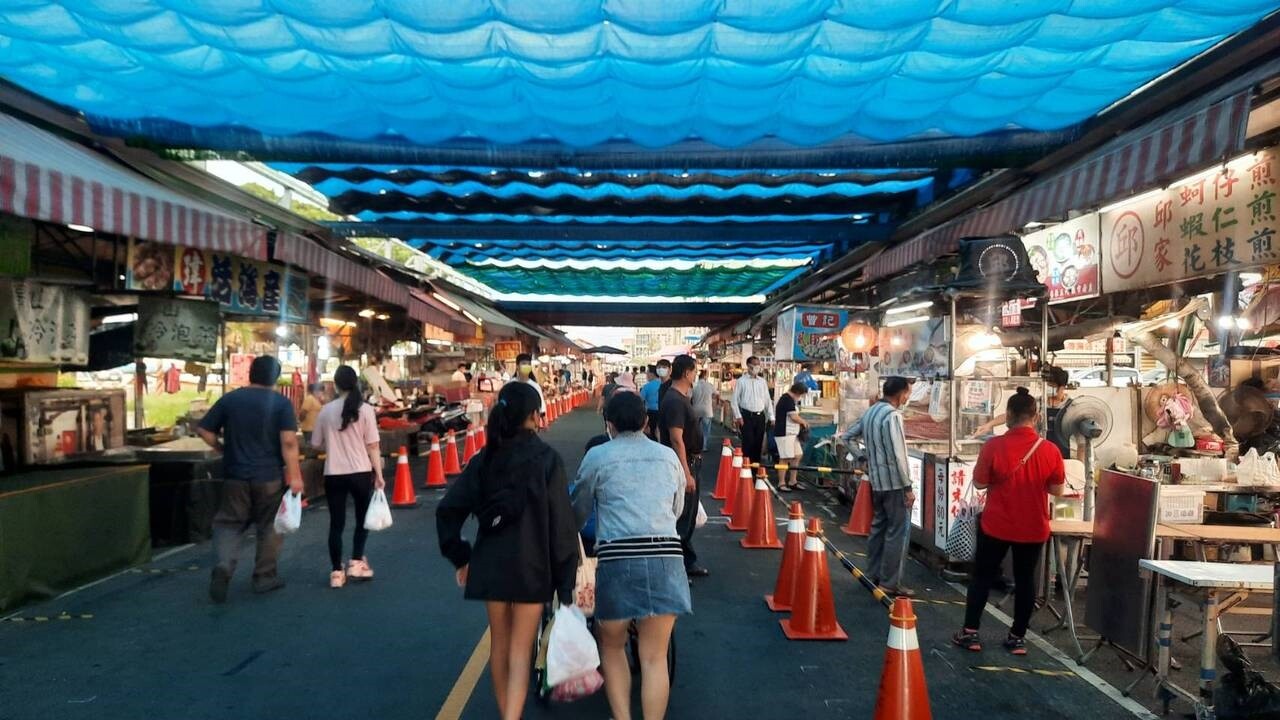 高雄興達港觀光漁市上周末出現大量人潮，日前重新開業平日人潮不多。記者陳玫伶／攝影