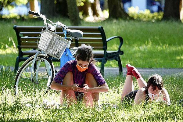 國內疫情趨緩，不少人都盼望早日解封，回歸正常生活。圖為公園步道等部分場域微解封後，民眾趁好天氣到戶外活動休憩。圖／記者林伯東攝影
