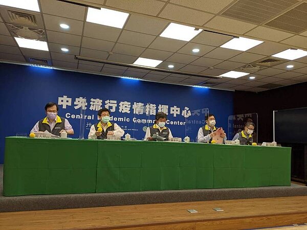 陳時中也表示，很謝謝斯洛伐克透過歐盟分配，願意贈送台灣疫苗，「我們雙邊情誼會愈來愈好，非常謝謝，但疫苗廠牌與細節沒有得到證實」。圖／記者謝承恩攝影
