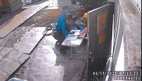 高雄一處建築工地鐵工簽到時未戴安全帽遭監視器拍到開罰6千,感到不平。圖/翻攝自監視器
