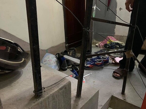 北市南港一座舊式公寓遭不明人士入侵,住戶的鞋架、安全帽等物遭他亂扔一地。圖/翻攝自我是南港人