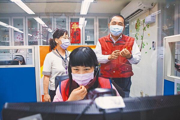 新北市長侯友宜16日到話務中心慰勉同仁,表示疫情期間無論市民或市府同仁都非常辛苦。(新北市府提供)