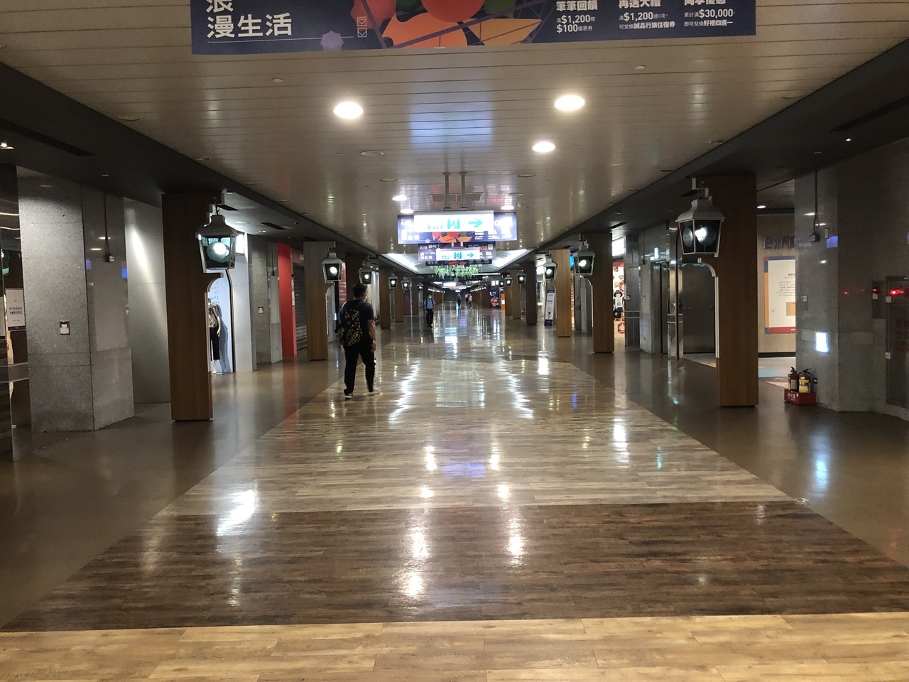 台北車站地下街11日起傳出5人確診，其中4人來自K區，自昨起封鎖3天清消。記者鍾維軒／攝影
