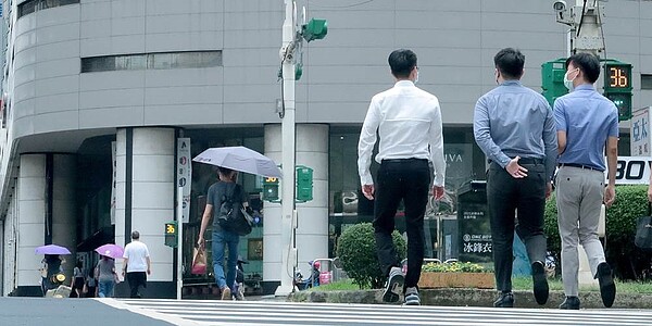 現代青年在各種經濟壓力下求生存,運用薪資的能力成為重要考驗。圖/中時報系資料照片