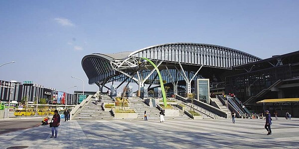 台中大車站計畫及鐵路高架化落成,帶動站區周圍的東區與南區迅速發展。圖/業者提供