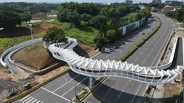 嘉義「民雄之森」景觀橋,橋長約225公尺,淨高約5公尺,斥資9094萬元,預計今年8月底完工。圖/嘉縣建設處提供