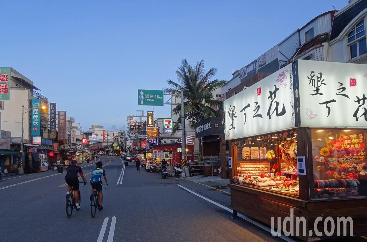 屏東墾丁大街昨晚封街試營運3天,僅50多攤營業,遊客稀稀落落。圖/聯合資料照