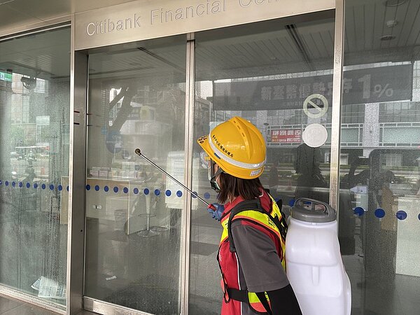 台中市環保局今天到確診者足跡台中市西區花旗銀行中港分行周邊清消。圖/台中市環保局提供