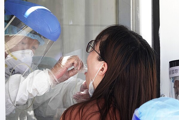 指揮中心15日發文給各醫療院所,放寬院內採檢標準,醫護人員、住院患者、陪病者,只要完成兩劑新冠疫苗接種且滿十四天,無需定期強制採檢。圖中民眾非當事人。 聯合報系資料照