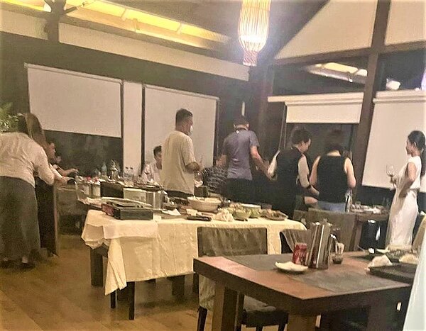 牡丹鄉旭海村「牡丹灣villa」被檢舉10多名房客在餐廳吃火鍋、喝紅酒，縣府昨開舉發單。圖／民眾提供