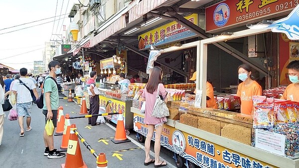 興達港觀光漁市「得來速」管制人流,凱旋青年夜市3措施恢復營業。圖/高雄市經發局提供