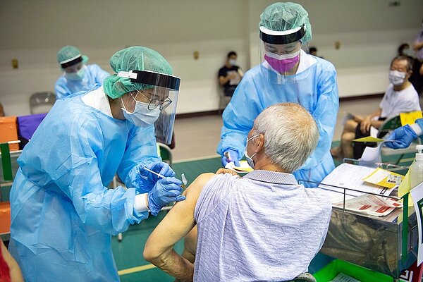 嘉市獲配疫苗超出約1萬7000劑,第10類之前能直接找嘉市51處醫療院所預約,屆時醫院會幫「補登」中央平台的意願。圖/嘉義市政府提供