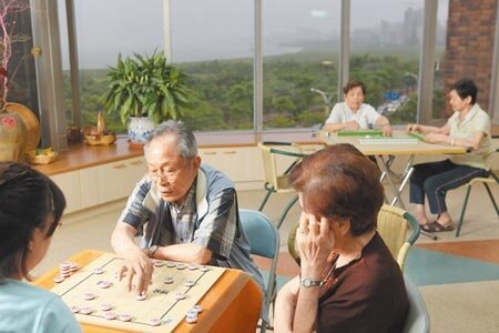 凡領取過勞保老年給付及超過65歲領取其他社會保險養老給付的勞工,得由雇主為其辦理職業災害保險。(本報資料照片)