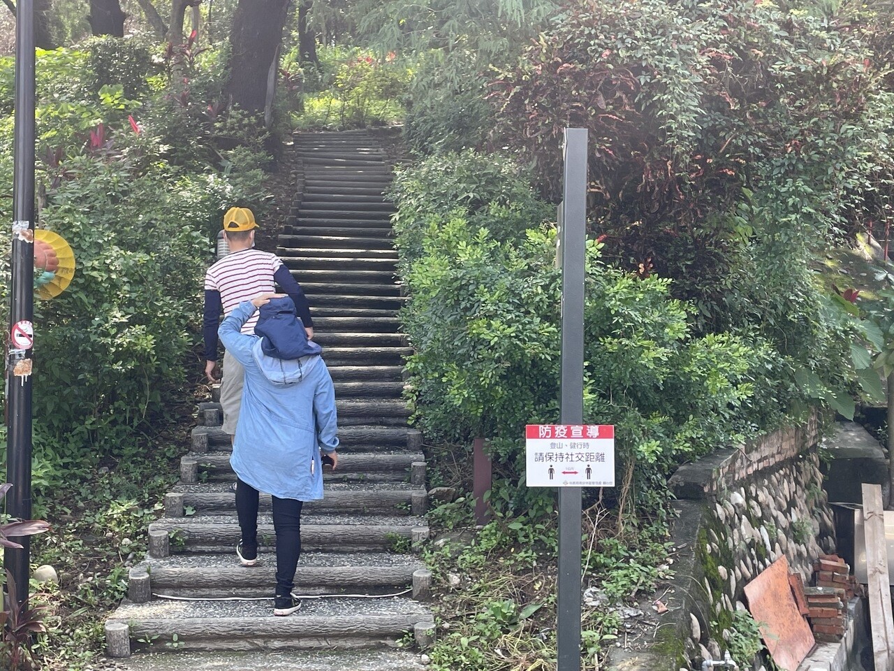 爬山戴口罩很吃力,很多人都快喘不過氣來,不戴又怕人家檢舉,遊客認為上山報復恐怕不是最佳選擇。記者蔡維斌/攝影