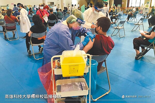 台灣醫事行動聯盟發文痛批高市衛生局在施打現場按碼表計時給醫護壓力。圖為日前高雄疫苗接種狀況。(高雄市新聞局提供/袁庭堯高雄傳真)