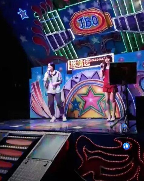 大型中秋晚會現場人山人海，頗為熱鬧。圖截取自林徵熊臉書直播影片