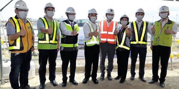行政院長蘇貞昌（左四）11日視察桃園國際機場第三航站區主體航廈土建工程，期許第三航廈讓台灣在國際間更有競爭力。圖／桃機提供