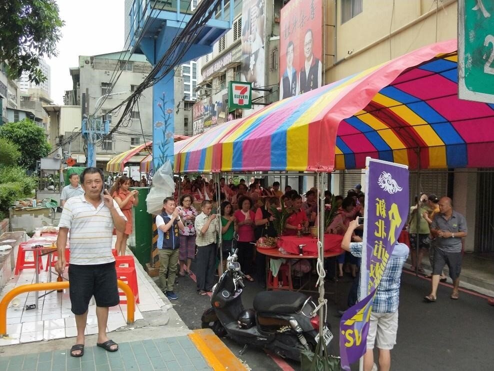 板橋區介壽里中元普渡。圖／截自臉書「李昆晏」