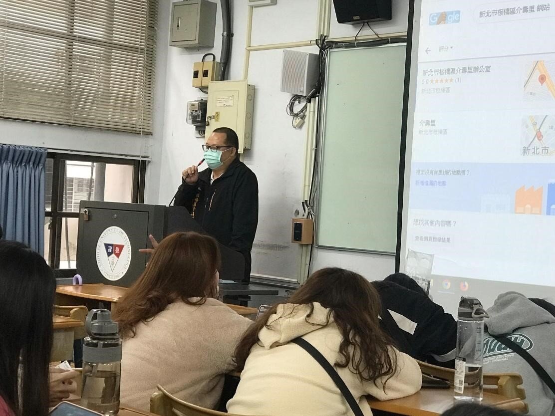 板橋區介壽里里長李昆晏到校分享介壽里的故事。圖／截自臉書「李昆晏」