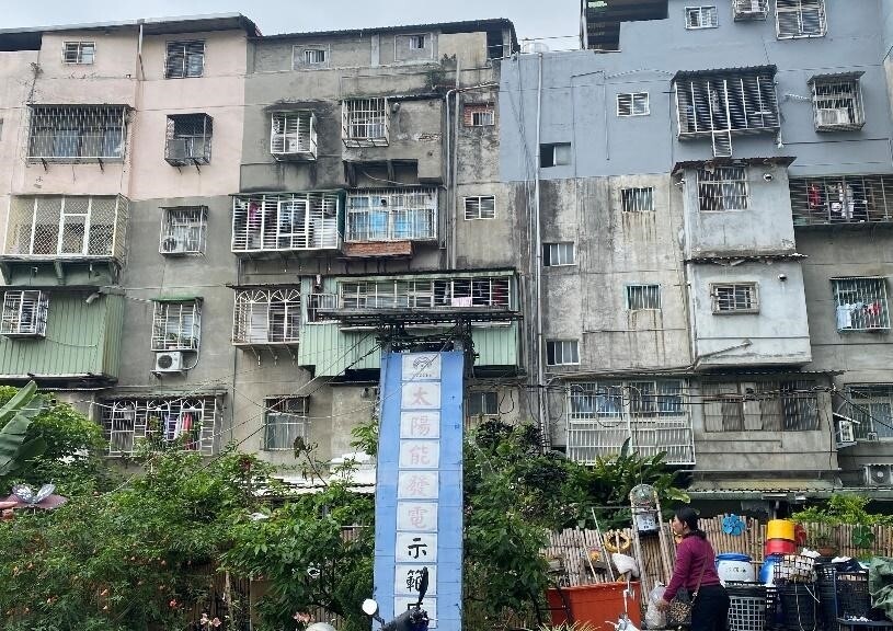 「太陽能屋頂」可以使我家違建合法? 專家搖頭:不是這樣 板橋區重慶里內太陽能示範區 彭芷琳攝