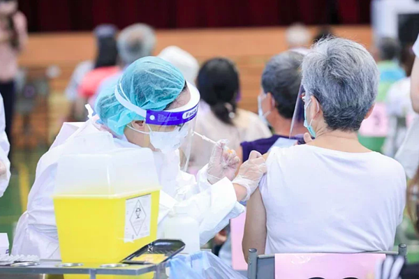 本土疫情嚴峻，民眾紛紛搶打疫苗。圖／台中市新聞局提供