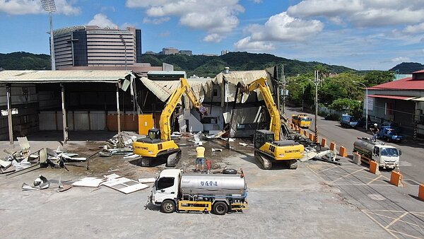 新北市政府啟動拆除工廠作業,預計新闢一條30米的三和路,串聯起新北大道至中環路的交通。圖/新北地政局提供