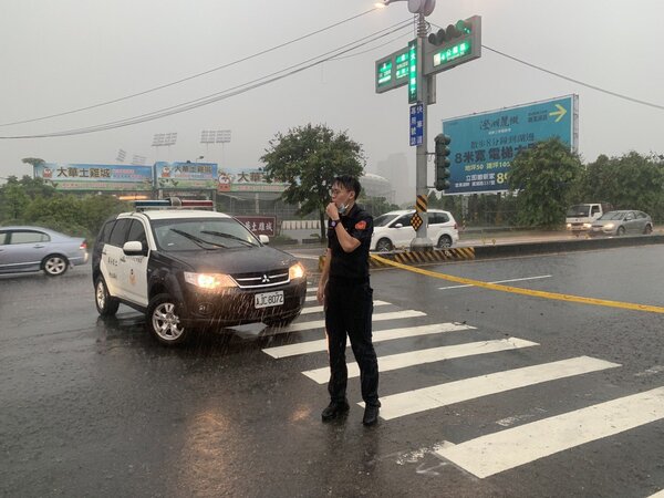 高雄昨傍晚下起大雷雨，高警方獲報到場封路管制。圖／記者陳弘逸翻攝

