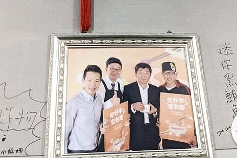 台南知名鴻品牛肉湯店老闆張志宏（右起）去年與陳時中（昨二）、民進黨立委郭國文等開心合照推薦台南牛肉。圖／聯合報資料照片