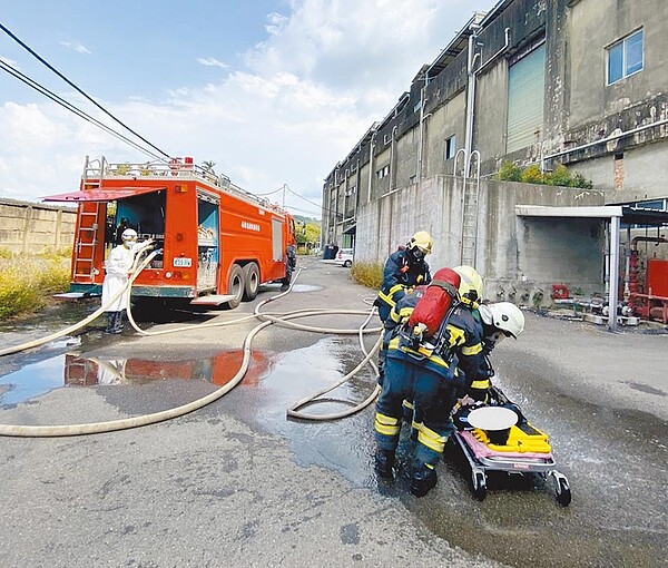 苗栗縣頭份市中華路一間工廠實驗室19日發生液態氨鋼瓶爆炸意外，3名員工燒灼傷送醫，其中1人到院前無呼吸心跳，經搶救宣告不治。（苗栗縣消防局提供）