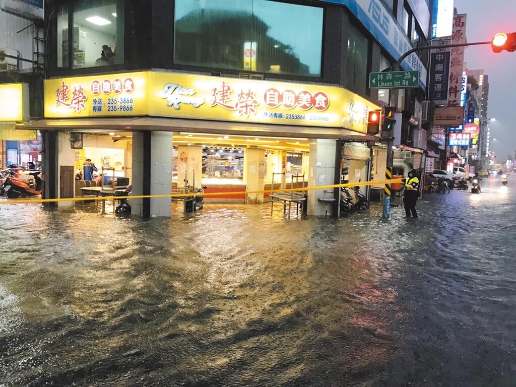 高市新興區八德和林森路因雷雨交加，淹水至小腿肚。（讀者提供／石秀華高雄傳真）