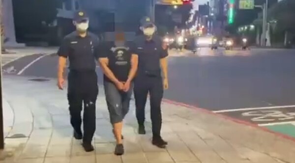 康男17日尾隨女子進到公寓,疑似劫色不成,搶劫她手機逃逸。圖/記者王怡蓁翻攝