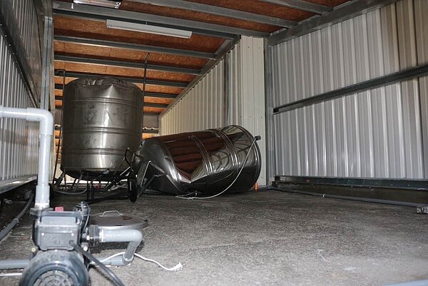 花蓮最近地震頻繁,震倒頂樓的水塔後,水流經過電源延長線插座一帶,導致電源延長線插座短路起火燃燒。圖/花蓮縣消防局提供