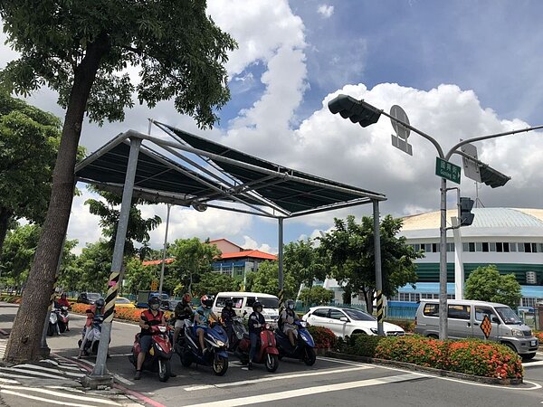 高雄市交通局在鳳山區南京路、國興街口南下慢車道機車停等區上方設大型遮陽板，設施已老舊達使用年限，現已拆除。圖／聯合報系資料照