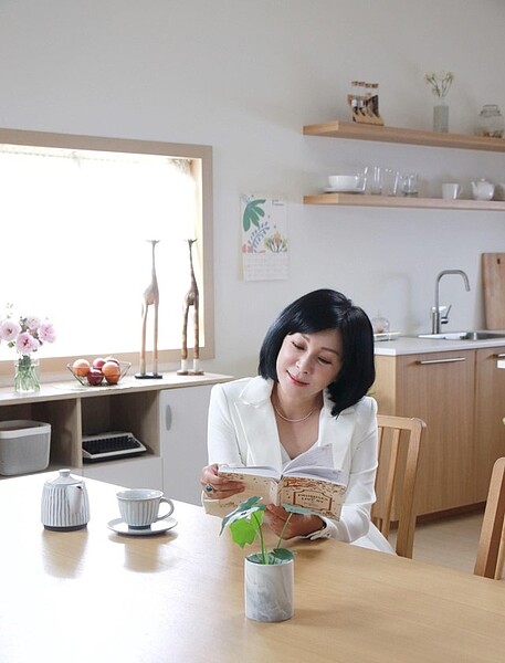 知名作家、主持人吳淡如,專業、優雅的形象吸引了大票粉絲的喜愛。圖/吳淡如臉書