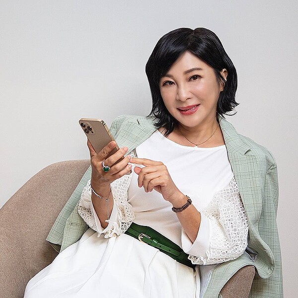 吳淡如使用「好房網」LINE觀察房市行情。圖/吳淡如臉書
