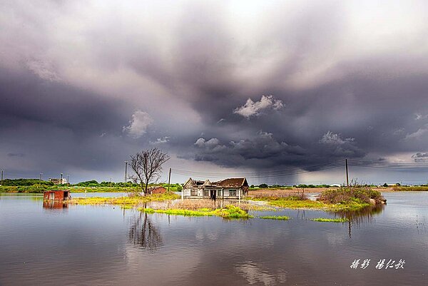 烟花颱風逼近，專業攝影師楊仁教中午路過水中屋，幸運地拍到水中屋「天空破大洞」雨瀑壯觀奇景美照。圖／楊仁教提供
